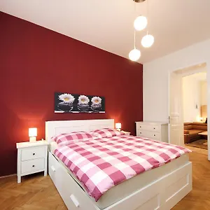 https://historic-centre-apartments-v.praguehotelsweb.com